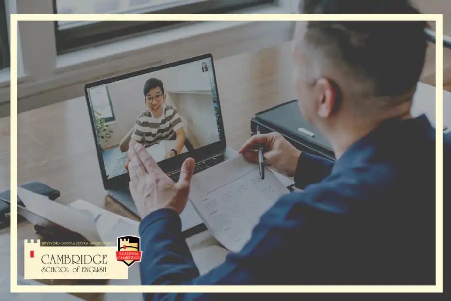 Nauczyciel wykorzystuje metodologię nauczania prowadząc zajęcia online z języka angielskiego.
