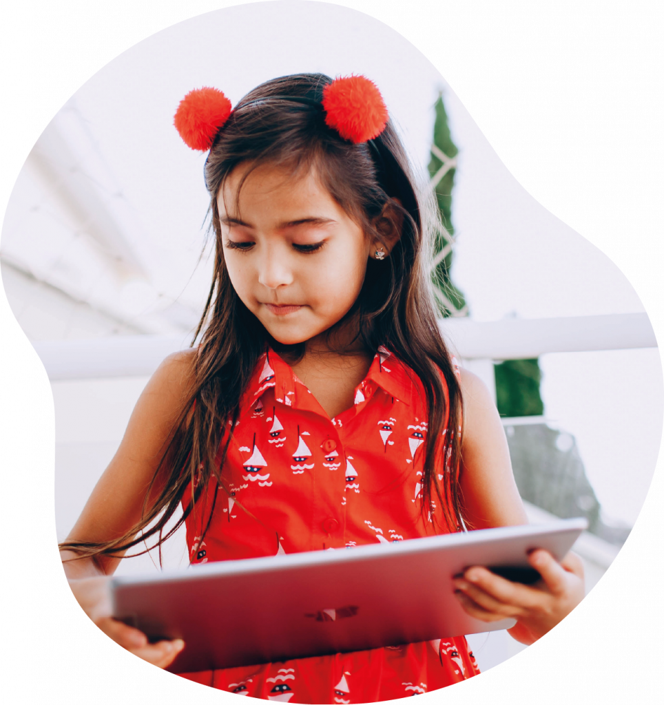 Dziewczynka korzystająca z tabletu do nauki przez zabawę online na platformie edukacyjnej Squla.