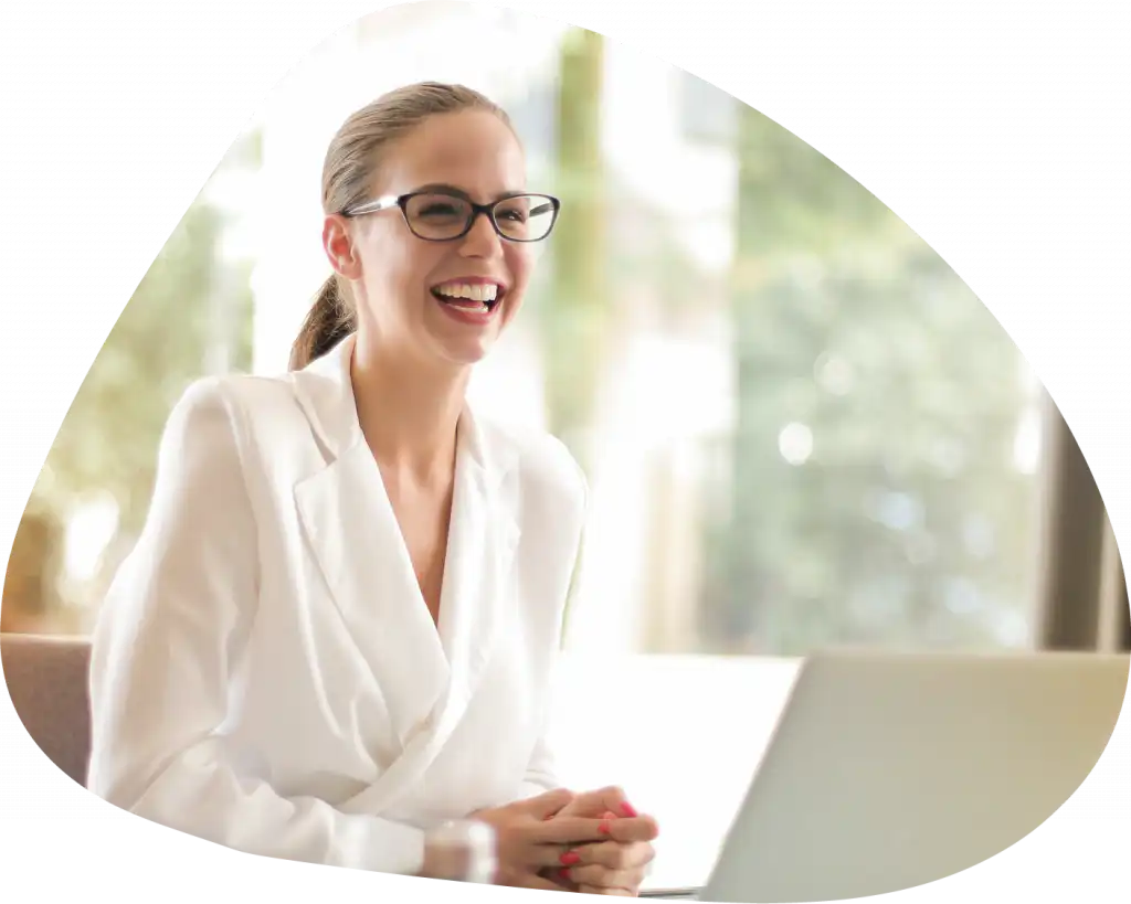 Kobieta uczestnicząca w kursie Business English online i odnosząca sukcesy w pracy