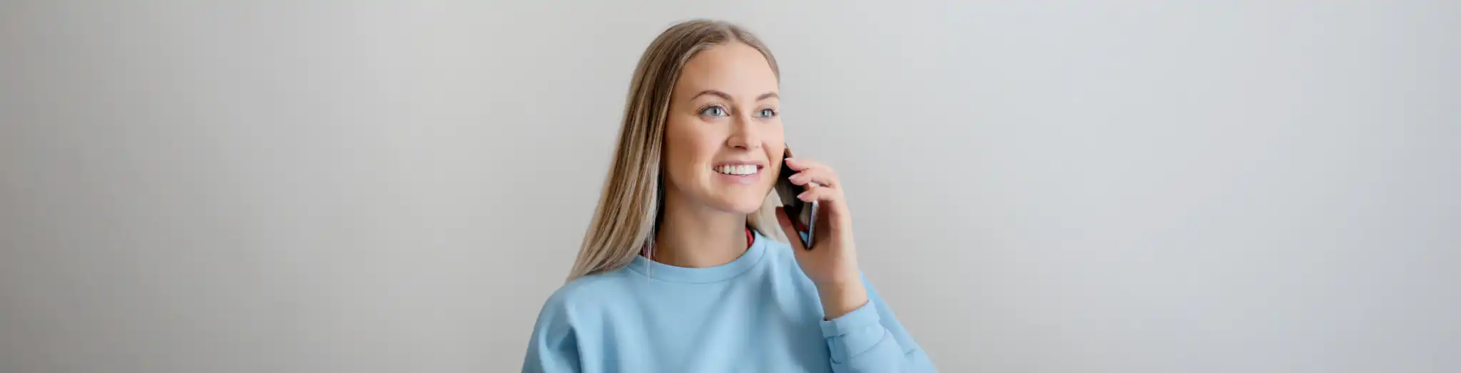 Kobieta rozmawiająca przez telefon w języku angielskim