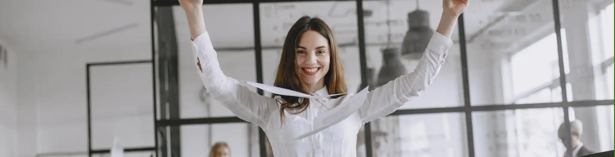 Kobieta z sukcesem zdaje kurs angielskiego dla branży HR
