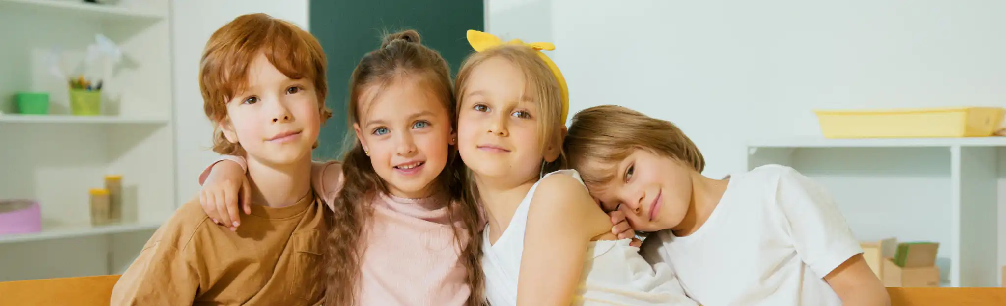 Grupa uśmiechniętych dzieci na zajęciach językowych