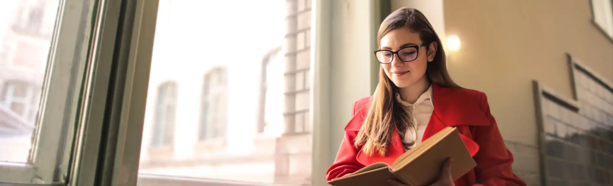 Studentka z książką, ucząca sięjęzyka obcego