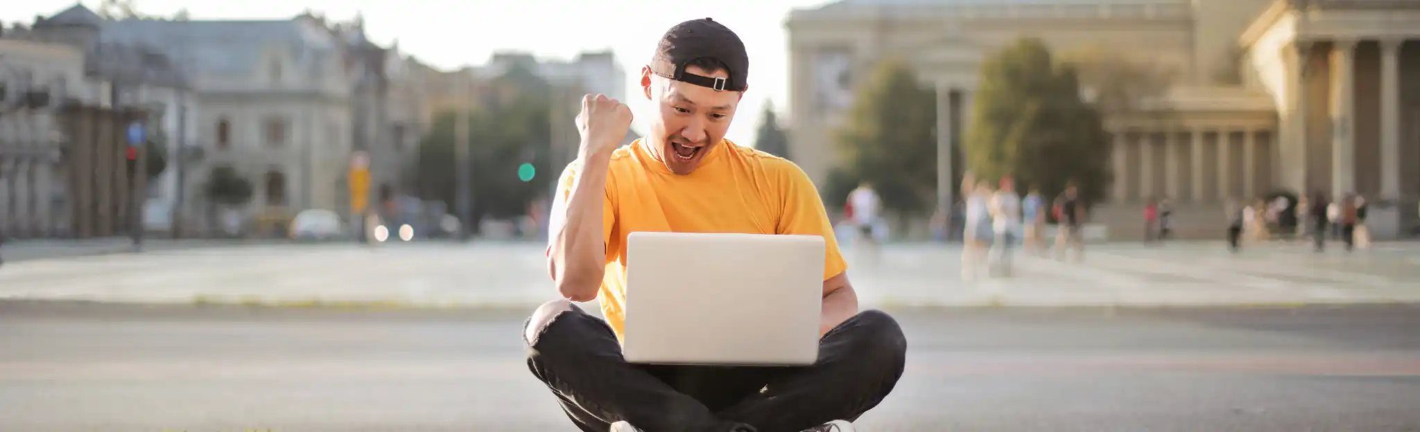 Zadowolony mężczyzna korzystający z e-learningu