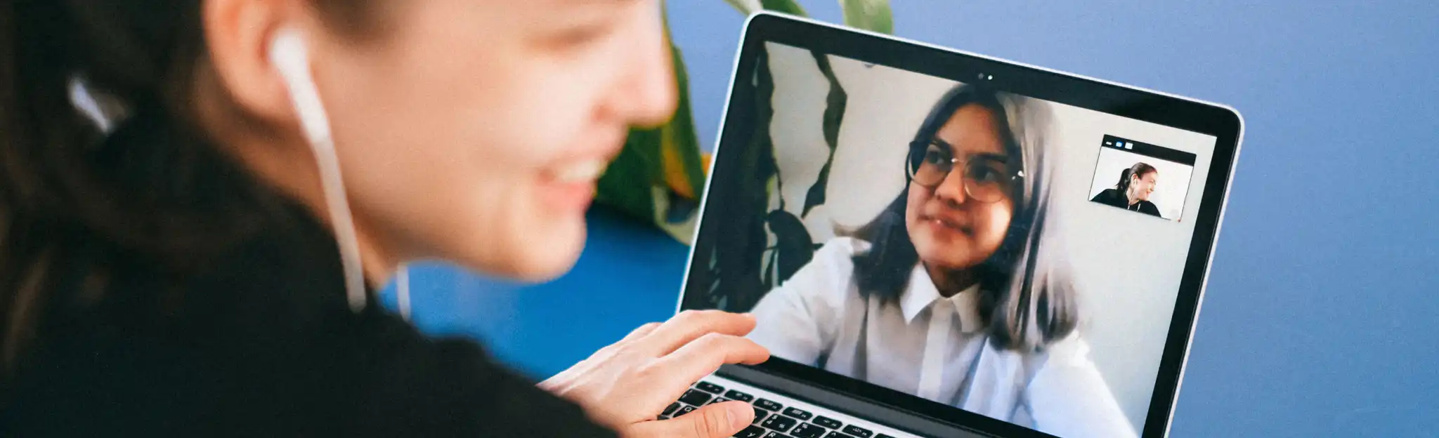 Kobieta biorąca udział w korepetycjach językowych online