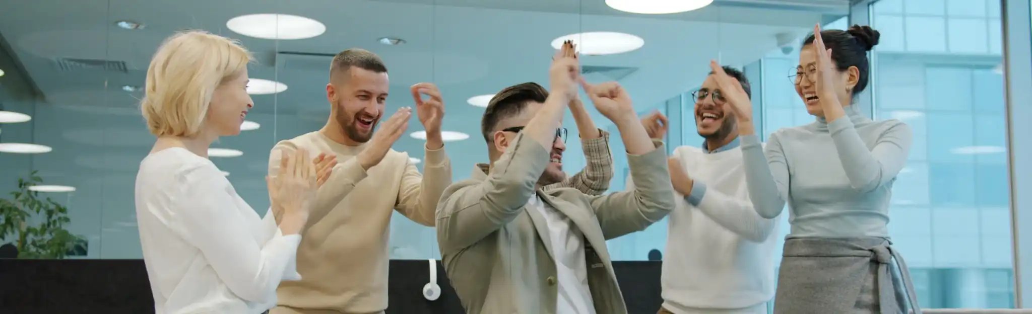 Grupa zadowolonych profesjonalistów w pracy, odnoszących sukcesy dzięki Business English