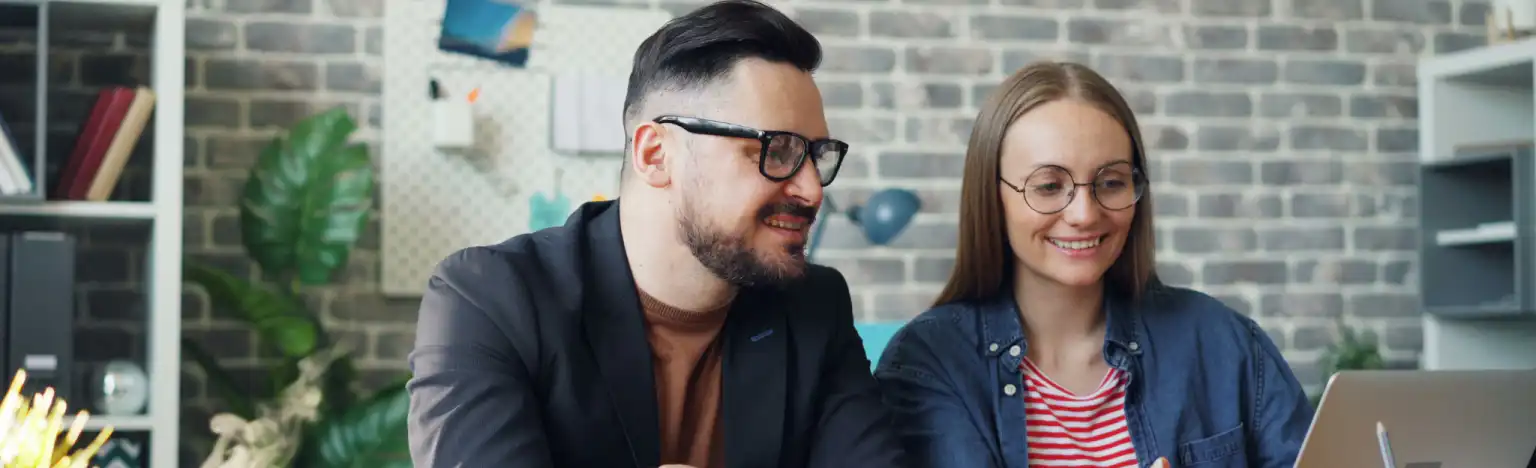 Mężczyzna i kobieta uczący się razem języka angielskiego